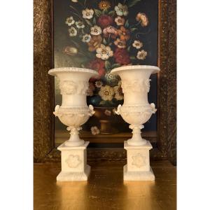 Paire de vases Médicis en albâtre sculpté – Style Néoclassique / Grand Tour – Fin XIXe.