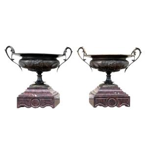 Paire de coupes sur piédouche en bronze patiné et marbre rouge, style néo-grec, époque Napoléon
