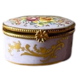 Petite boîte ovale en porcelaine peinte à la main, monture en laiton doré