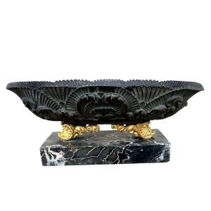 Coupe navette vers 1820 en bronze patiné et doré au mercure sur marbre