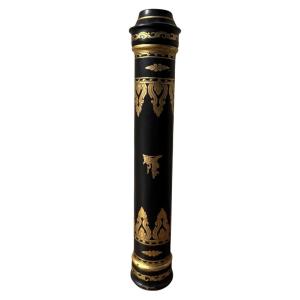 Étui cylindrique en laque noire rehaussé de dorures, d’inspiration thaïlandaise