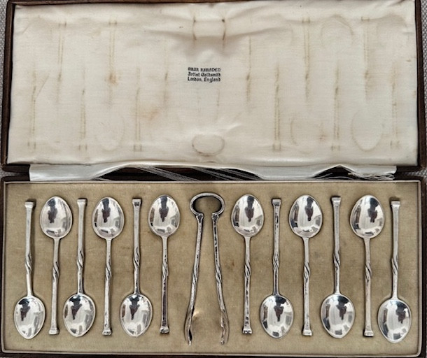 Arts & Crafts desing  - Omar Ramsden,  12 cuillères à café en argent et pince à sucre 1922