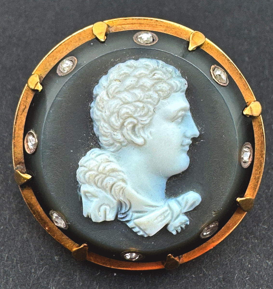 Profile Of Hercules And The Nemean Lion - Cameo Brooch In Agate, Gold And Diamonds, 19th Centur