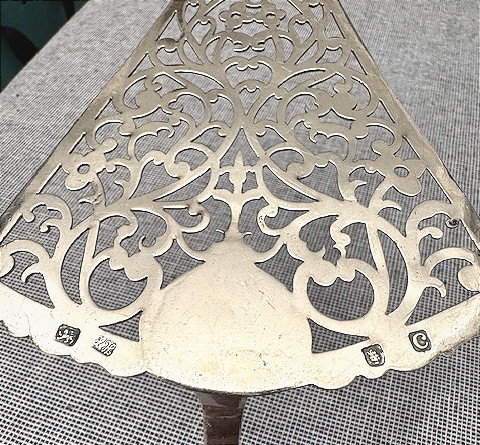 Une pelle à servir , fabriquée à Londres en 1778 par Hester Bateman-photo-4