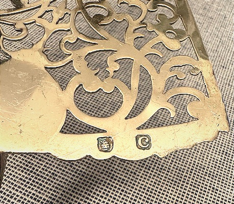 Une pelle à servir , fabriquée à Londres en 1778 par Hester Bateman-photo-1