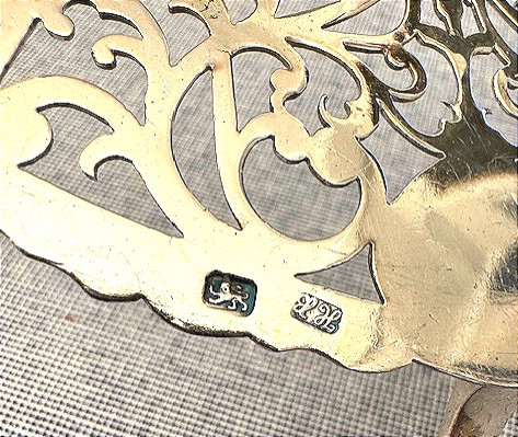 Une pelle à servir , fabriquée à Londres en 1778 par Hester Bateman-photo-2