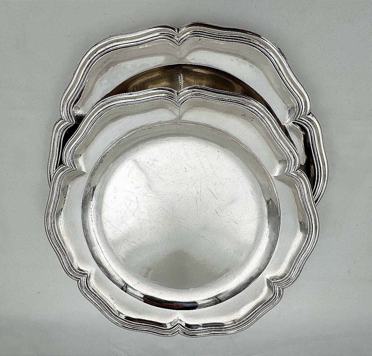 Deux assiettes en argent du XVIIIe siècle, Anvers 1765, orfèvre Lambertus van Ghemert