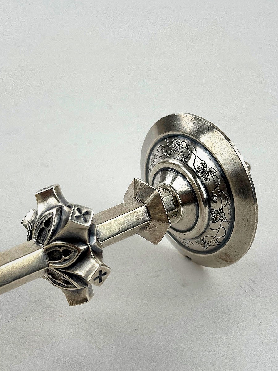 Paire de bougeoirs en argent de style néo-gothique, par Marie Thierry (fils), Paris-photo-1