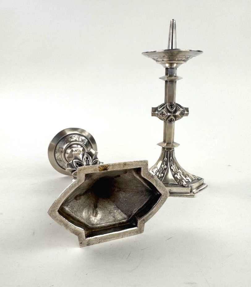 Paire de bougeoirs en argent de style néo-gothique, par Marie Thierry (fils), Paris-photo-5