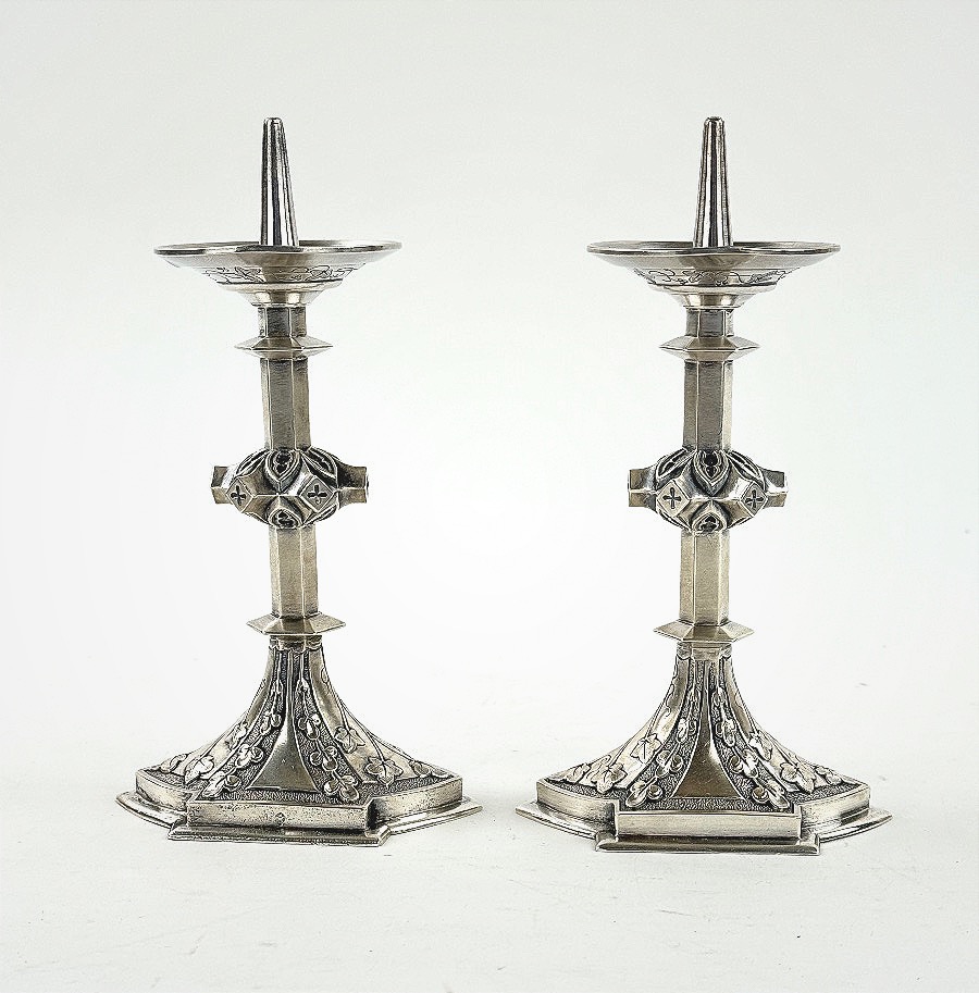 Paire de bougeoirs en argent de style néo-gothique, par Marie Thierry (fils), Paris