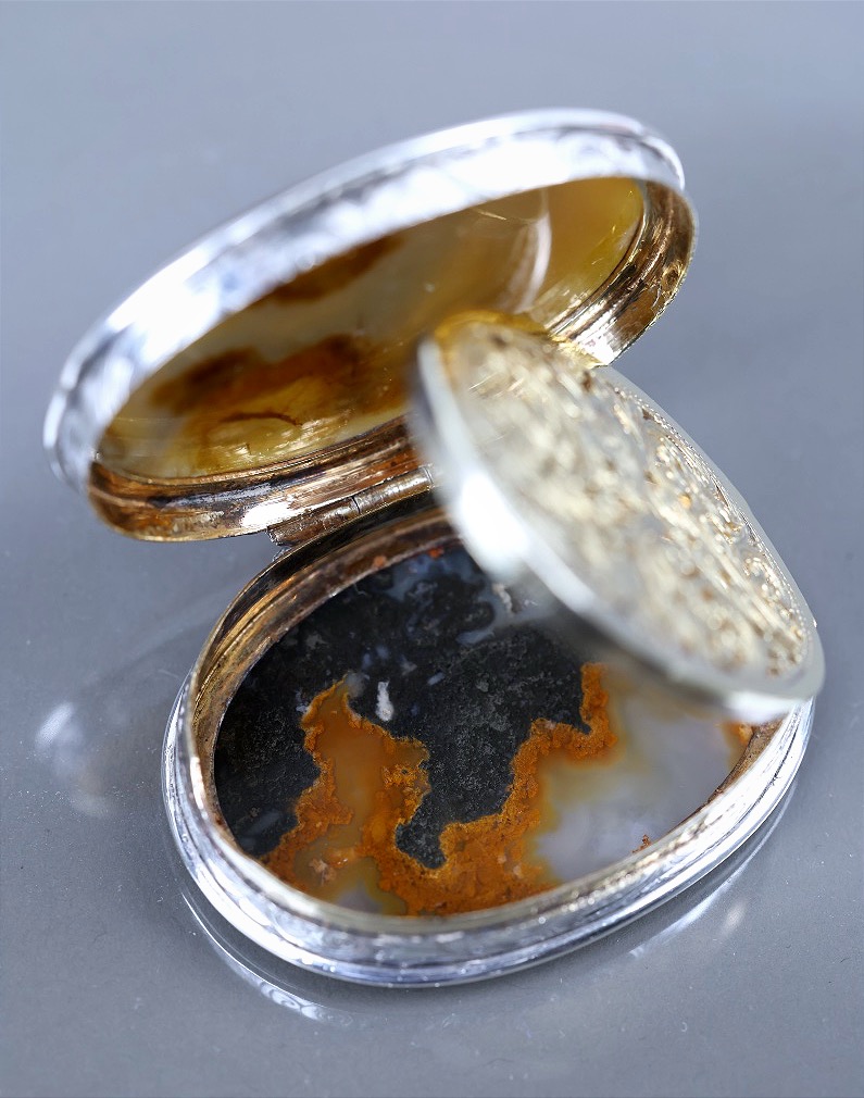 Solid Silver And Agate Vinaigrette, 1845, By Silversmith Nathaniel Mills—birmingham-photo-1