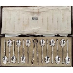 Arts & Crafts desing  - Omar Ramsden,  12 cuillères à café en argent et pince à sucre 1922