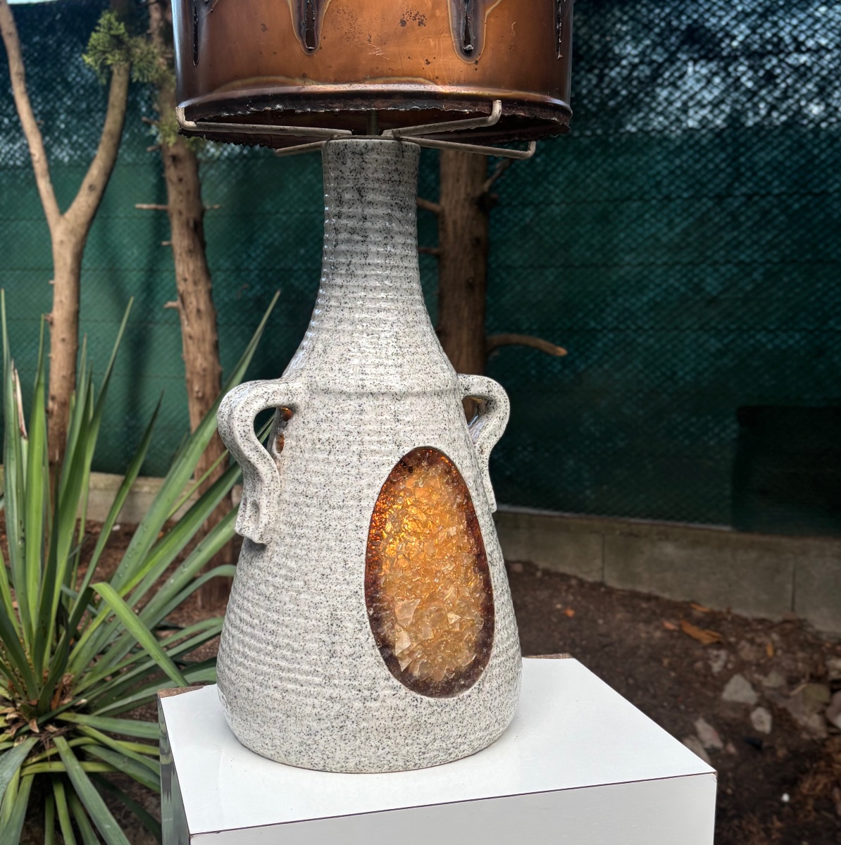 Lampe en céramique accolay abat jour en cuivre 1960 -photo-2
