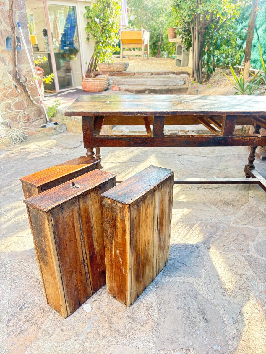 Table 17: Vintage Walnut Display Table -photo-3