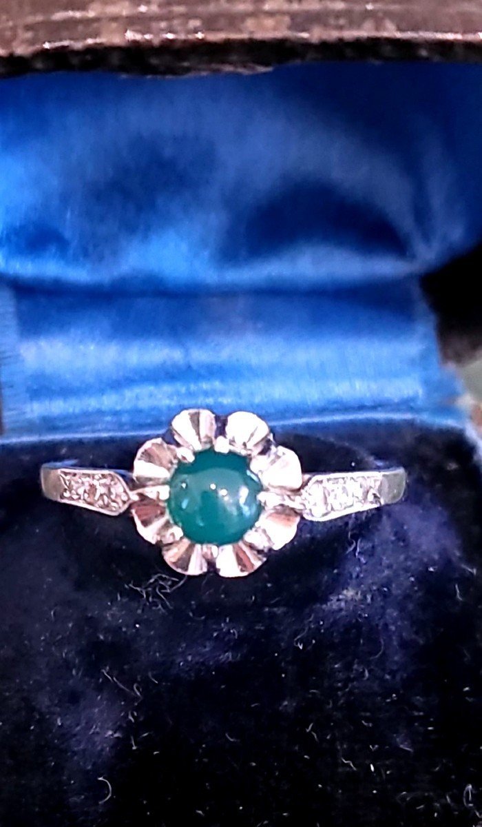 Art Deco Ring In Platinum With A Carbochon Emerald And Diamonds 