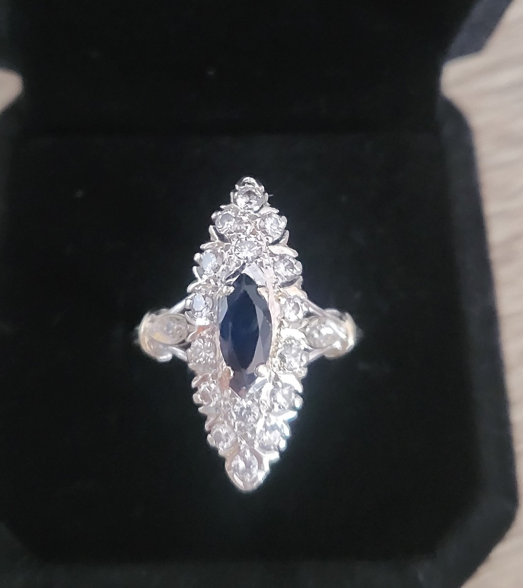 Vintage "navette" Ring In 18ct White Gold Set With A Sapphire And Diamonds -photo-5