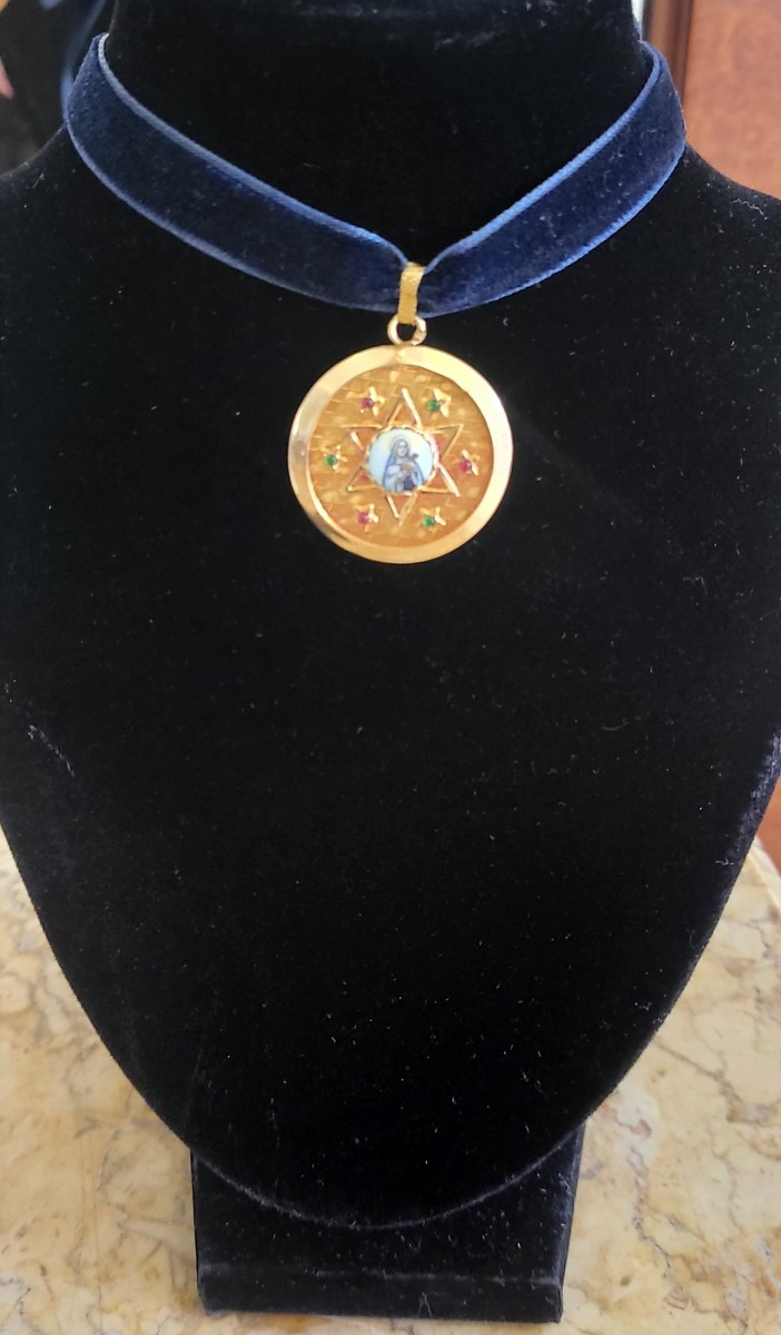 Vintage 19.2 Carat Gold Pendant Set With A Porcelain Plaque 