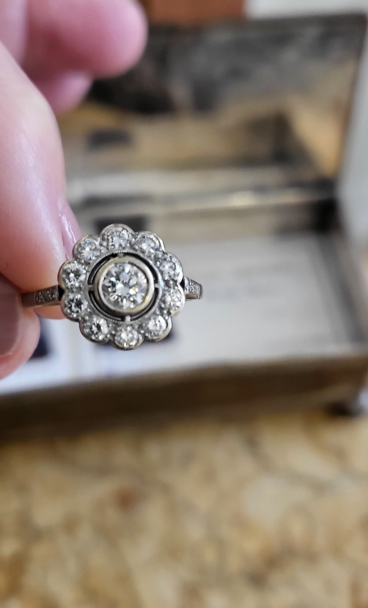Art Déco Bague "Marguerite" en Or 18ct serti d'un Diamant central et entourée de Diamants -photo-2
