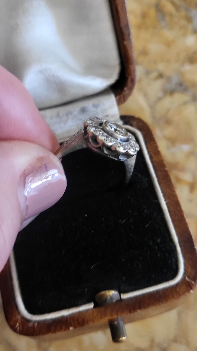 Art Déco Bague "Marguerite" en Or 18ct serti d'un Diamant central et entourée de Diamants -photo-3