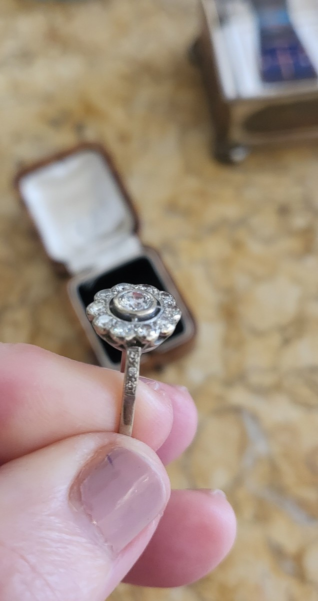 Art Déco Bague "Marguerite" en Or 18ct serti d'un Diamant central et entourée de Diamants -photo-2