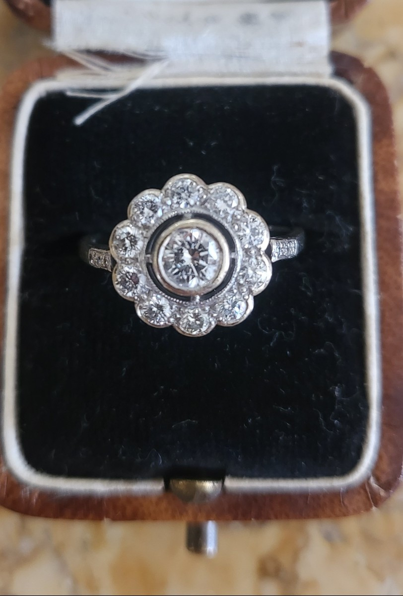 Art Déco Bague "Marguerite" en Or 18ct serti d'un Diamant central et entourée de Diamants -photo-8