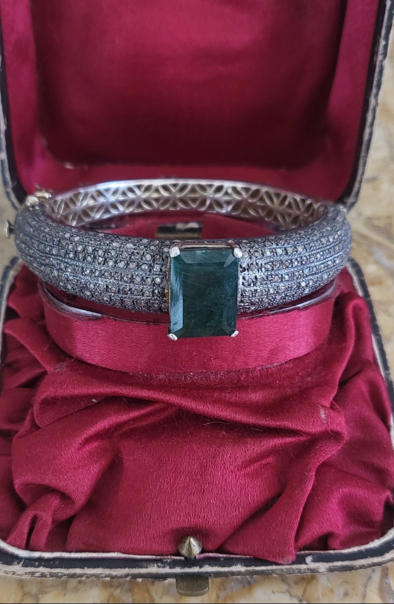 Bracelet jonc serti d'un grande Émeraude, pavé de Diamants en Vermeil 