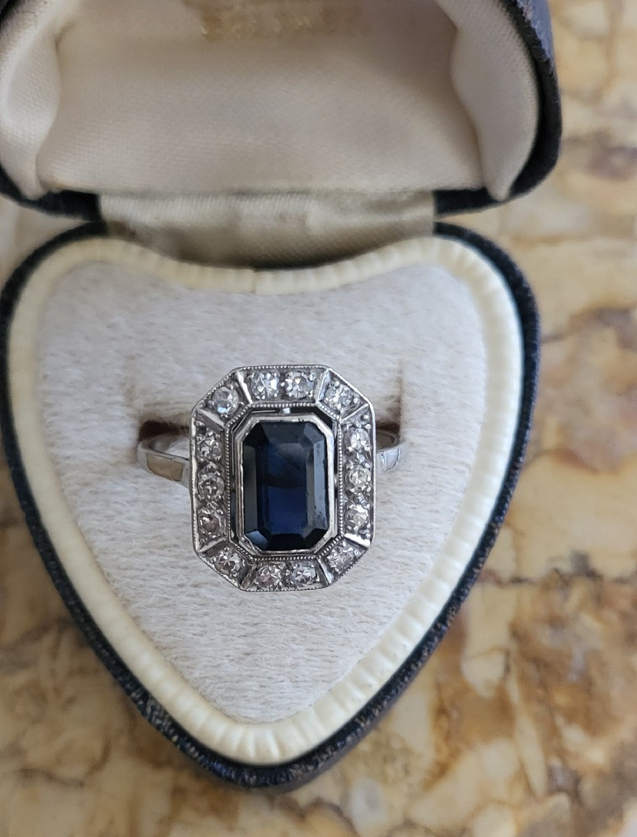 Bague en Platine sertie d'un Saphir et entourée de Diamants, Art Deco-photo-2