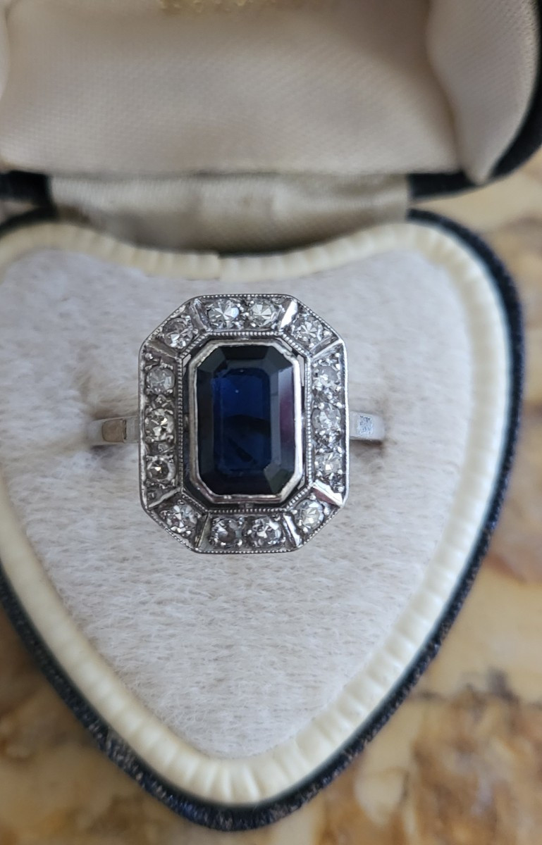 Bague en Platine sertie d'un Saphir et entourée de Diamants, Art Deco