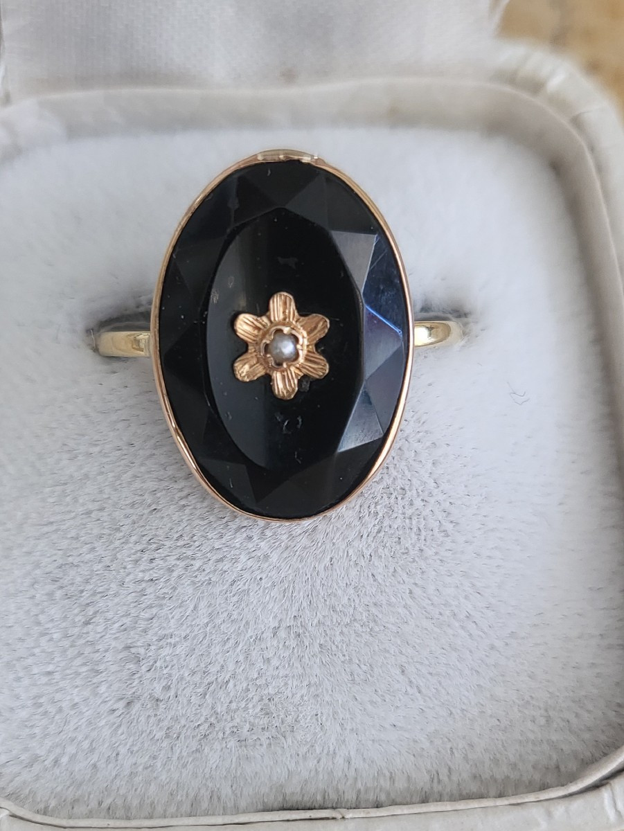 Antique Onyx Ring Set In 18-carat Gold 