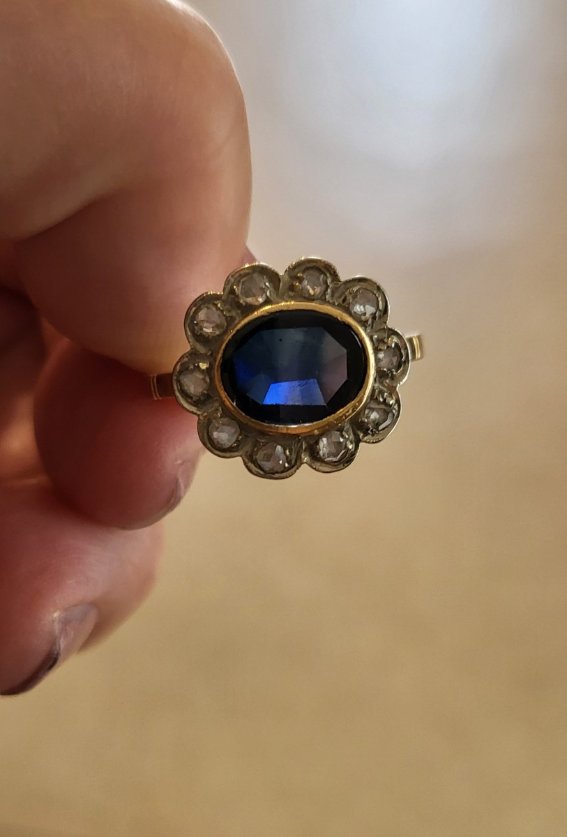 Bague "Pompadour " Saphir Bleu entourée de Diamants en Or 18ct -photo-2