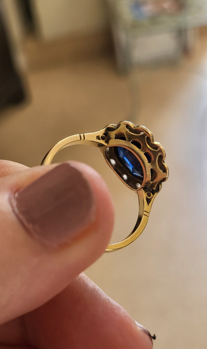 Bague "Pompadour " Saphir Bleu entourée de Diamants en Or 18ct -photo-3