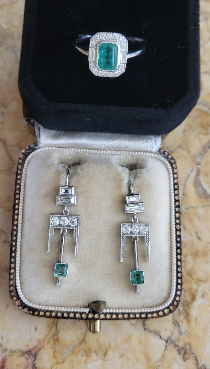 Boucles d'oreilles en Platine serties de Diamants Baguette et d'Emeraudes Art Déco -photo-4