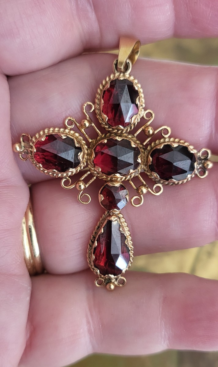 Perpignan Garnet Cross In 18ct Gold, In Paillon -photo-4