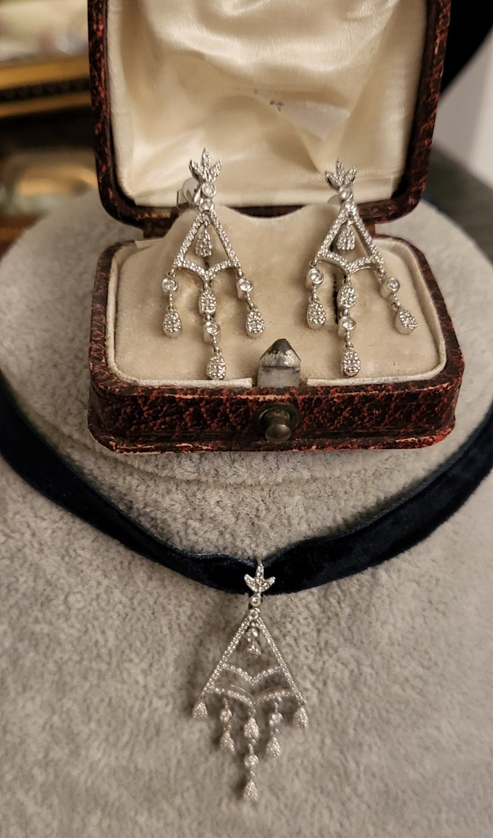 Boucles d'oreilles et Pendentif en Or blanc 18ct serties de 0.87ct de Diamants -photo-5