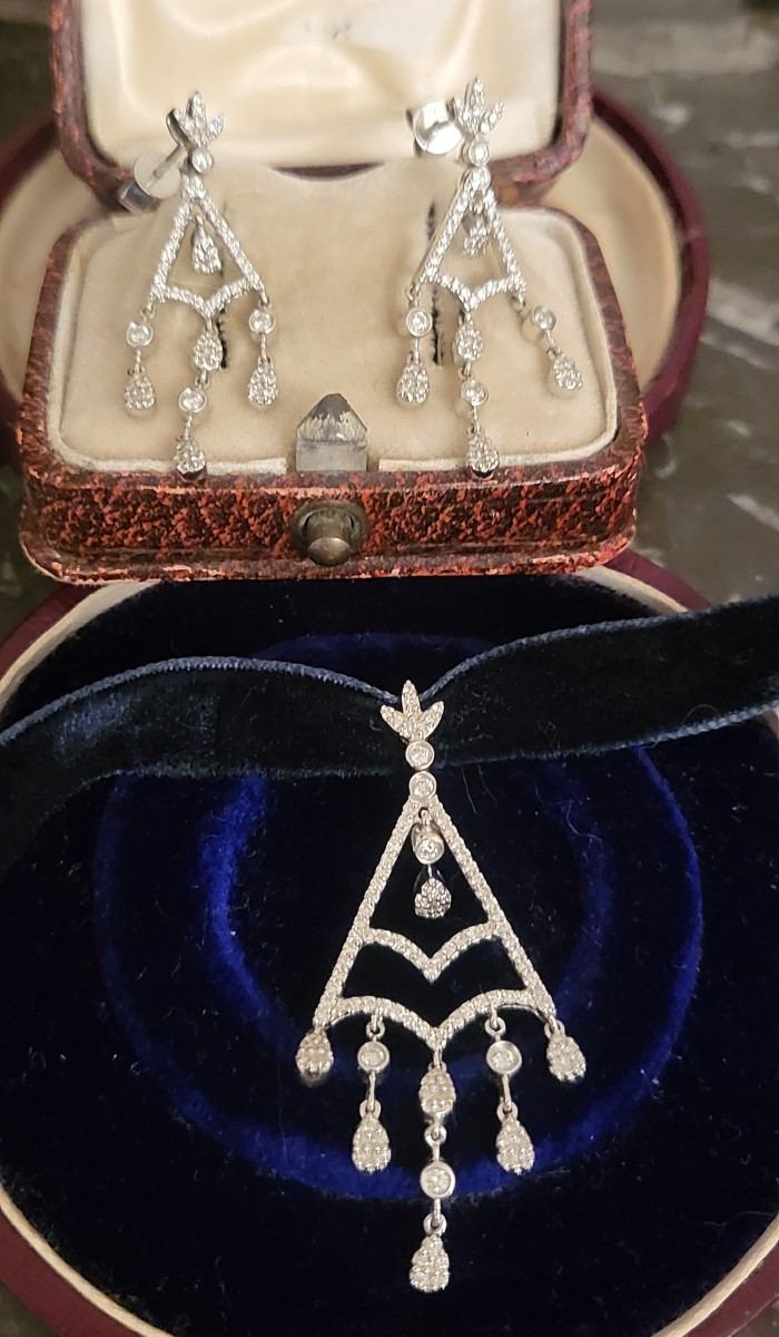 Boucles d'oreilles et Pendentif en Or blanc 18ct serties de 0.87ct de Diamants -photo-1