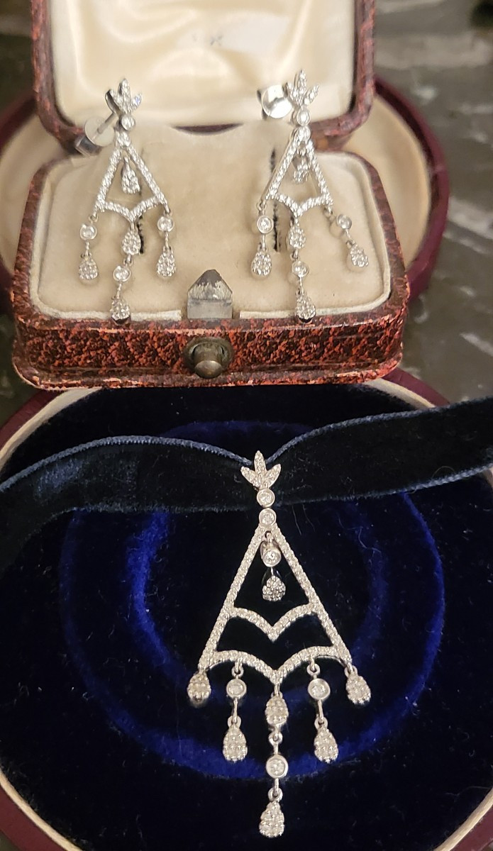 Boucles d'oreilles et Pendentif en Or blanc 18ct serties de 0.87ct de Diamants 