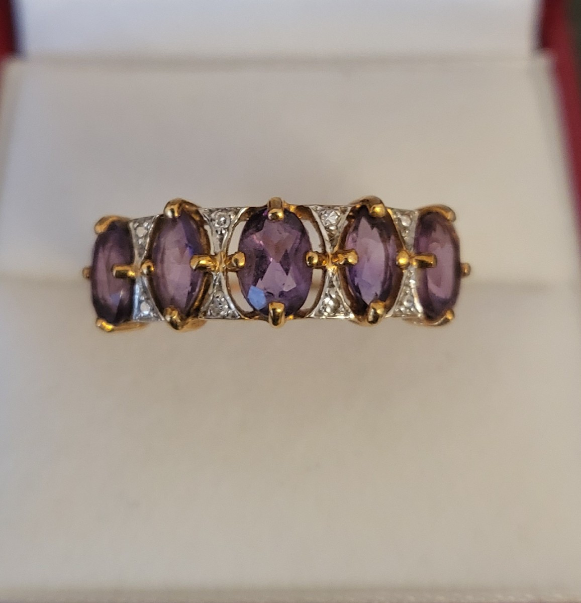 Joli Jarretiére - Bague en Or Jaune 18ct, Améthystes et petits Diamants 