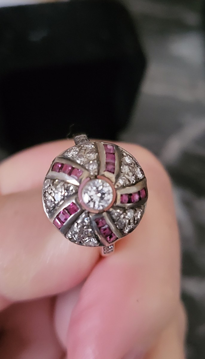 Art Déco Bague Bombée serti Des Rubis et Diamants -photo-1