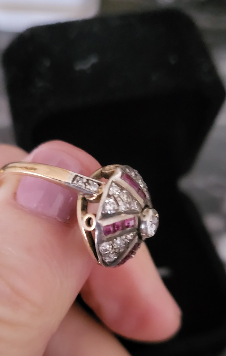 Art Déco Bague Bombée serti Des Rubis et Diamants -photo-2