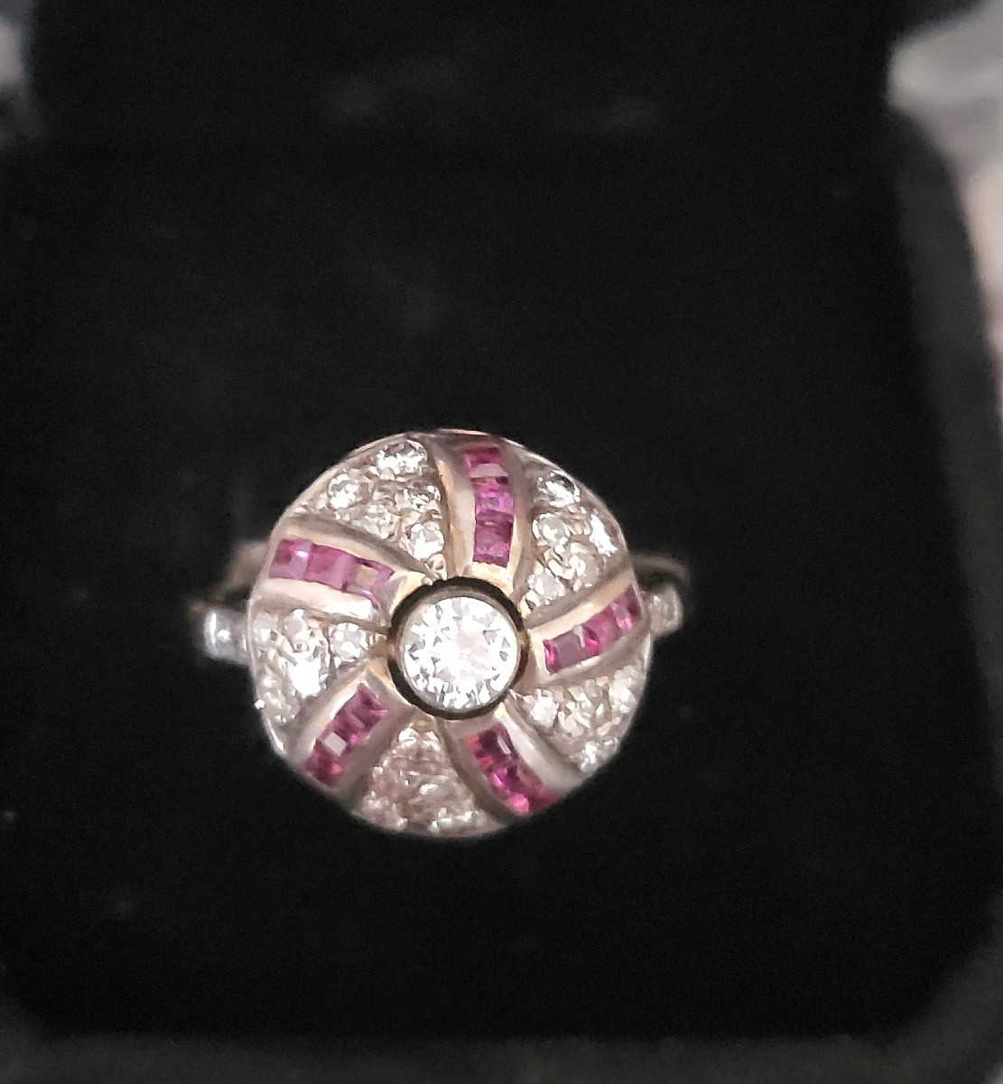 Art Déco Bague Bombée serti Des Rubis et Diamants 