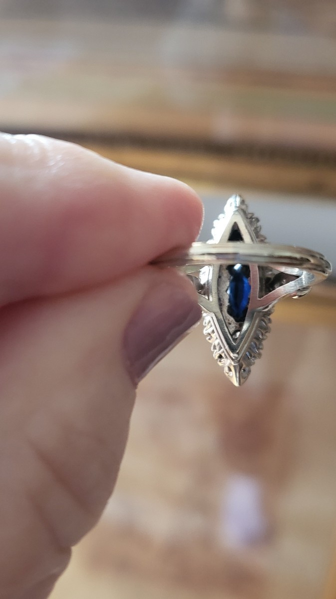 Bague "Navette "  en Or blanc 18ct, sertie d'un Saphir ovale et Diamants -photo-1