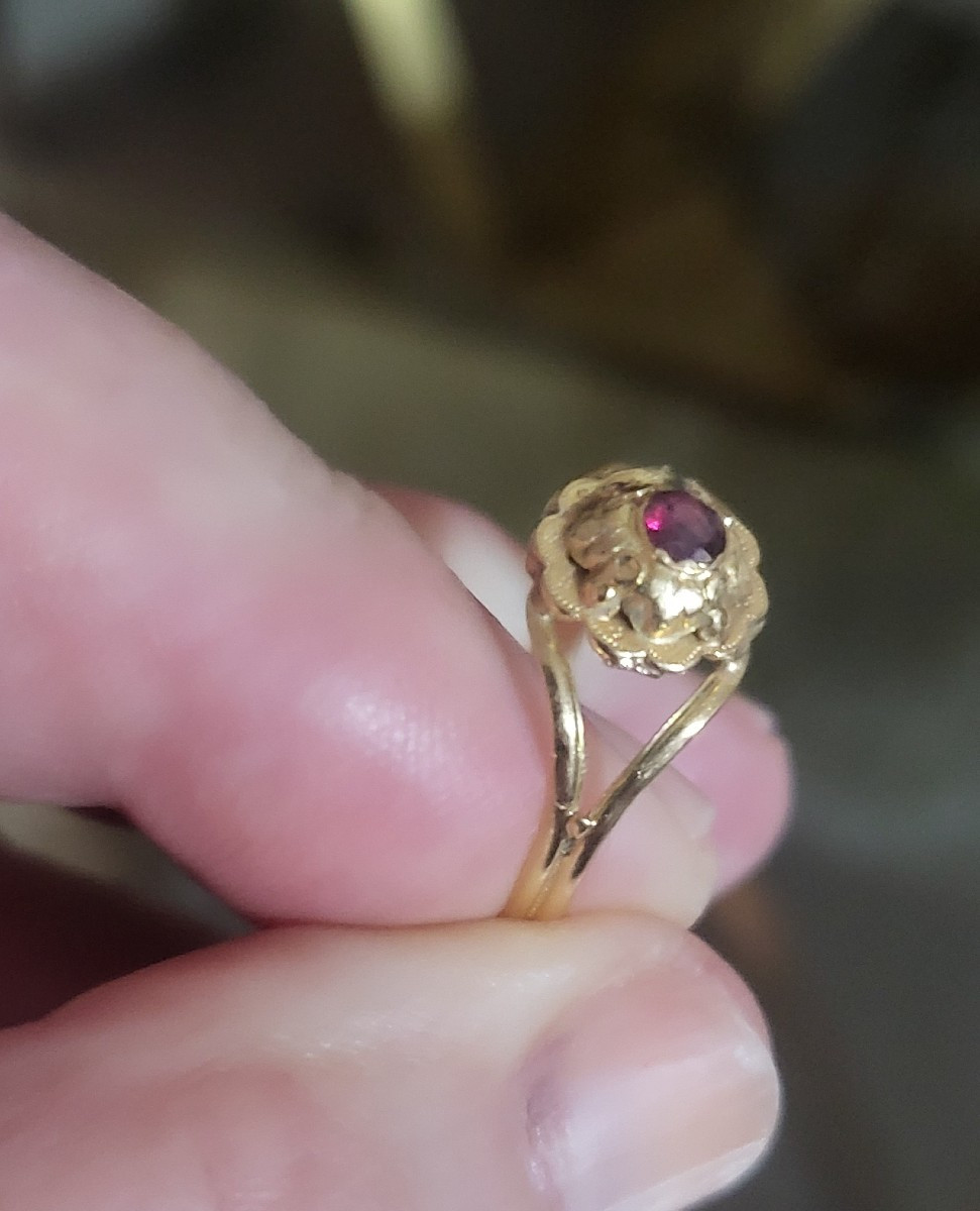 Antique 18k Gold Ring Set With A Garnet -photo-3