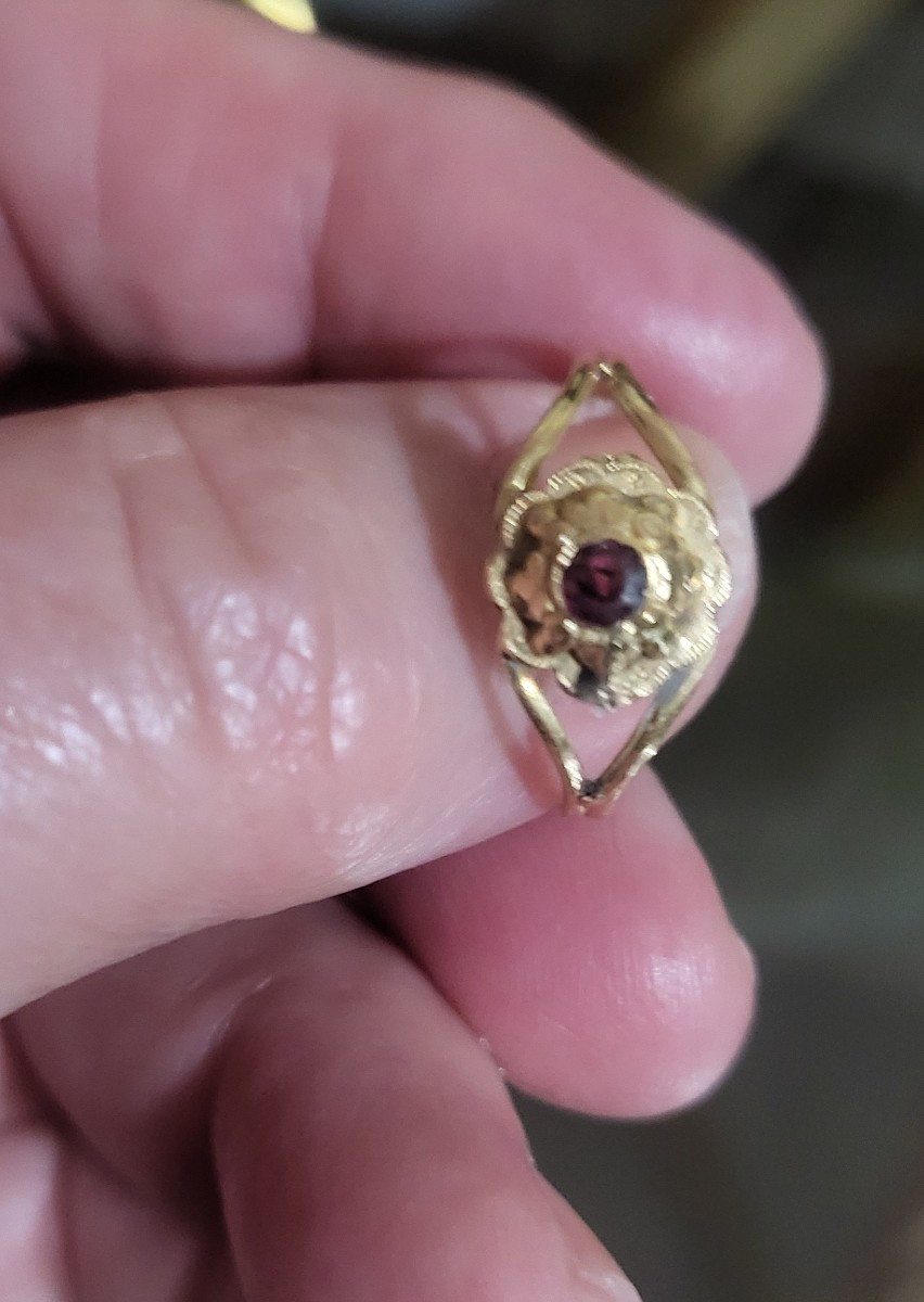 Antique 18k Gold Ring Set With A Garnet -photo-2