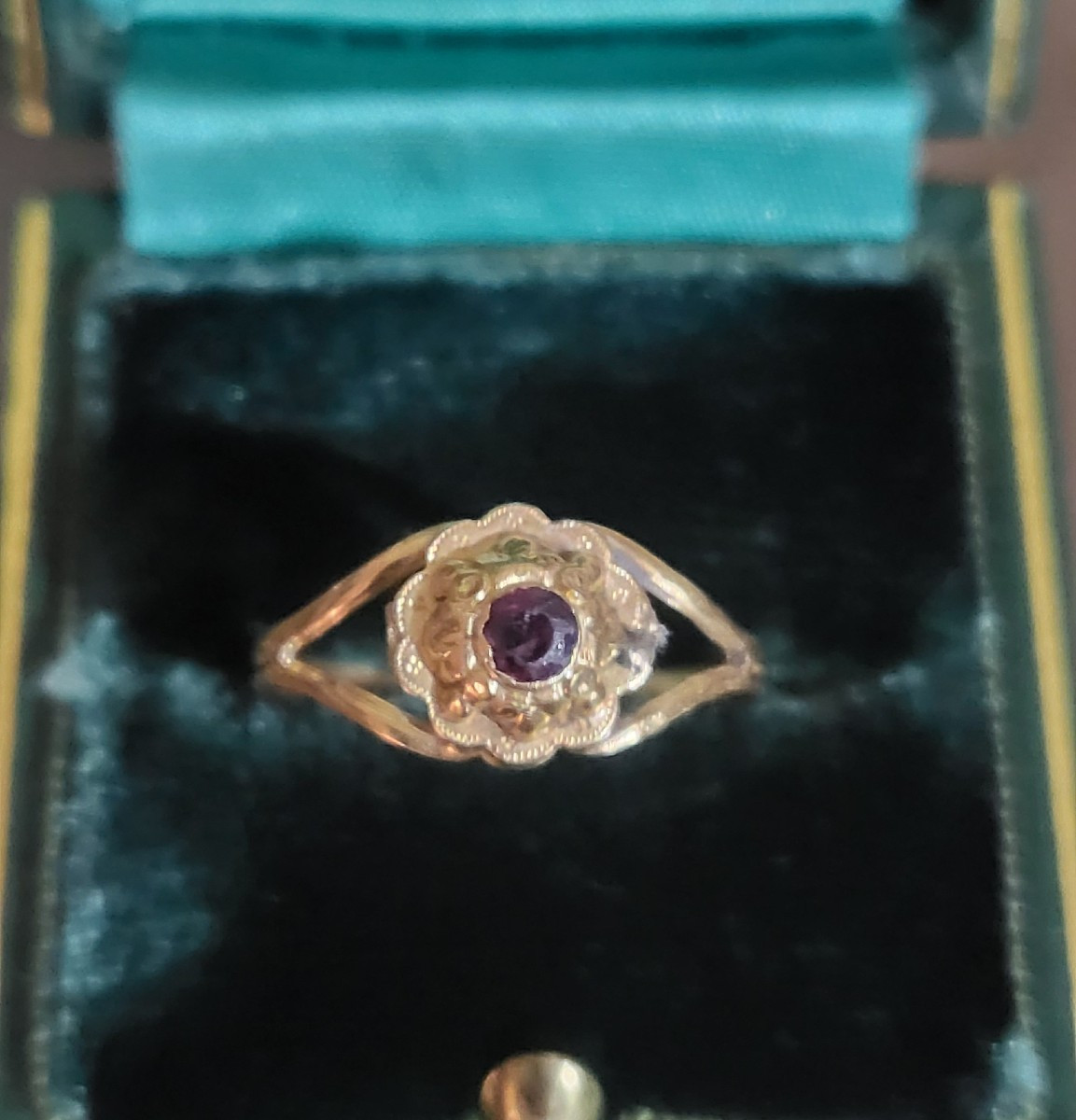 Antique 18k Gold Ring Set With A Garnet 