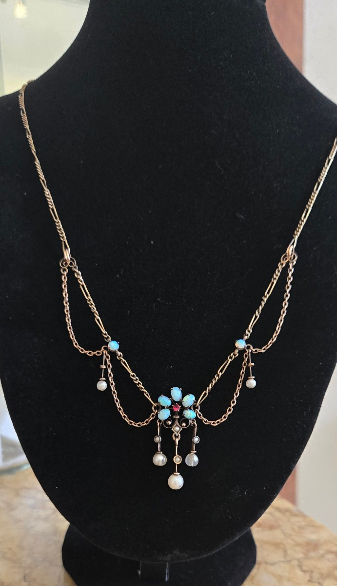 An Edwardian Festoon/swag Necklace In 9ct Gold With Opals