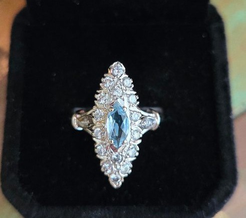 Bague en Or 18ct sertie d'un Aigue-marine et de Diamants 