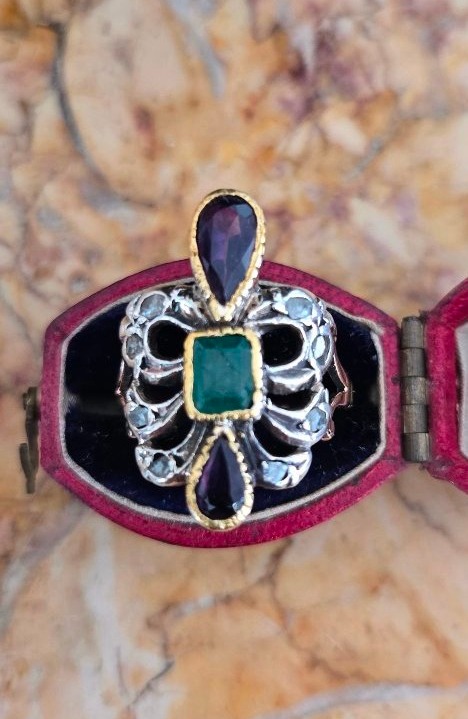 Art Nouveau Ring In 18-karat Gold And Silver, Set With Amethysts, Diamonds, And An Emerald-photo-1