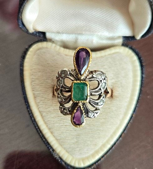 Art Nouveau Ring In 18-karat Gold And Silver, Set With Amethysts, Diamonds, And An Emerald