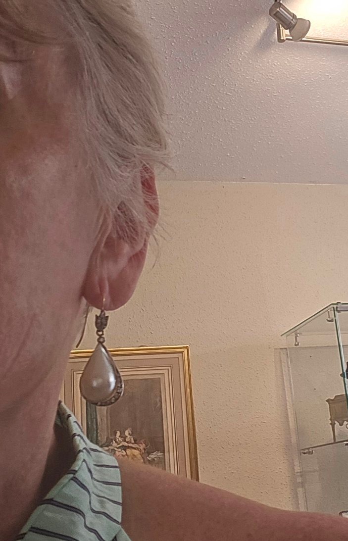 18k Gold Earrings, Set With A Pearl And Diamonds -photo-3