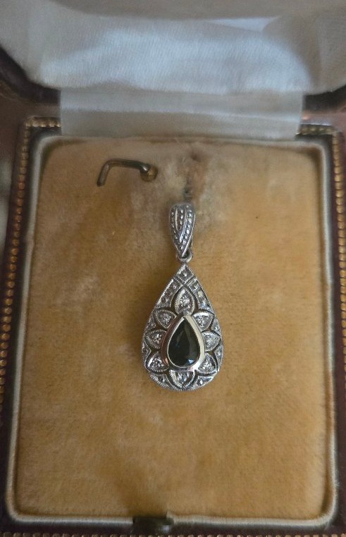 Pendentif Vintage en Or Blanc 18ct orné d'une Saphir et de 8 Diamants -photo-2